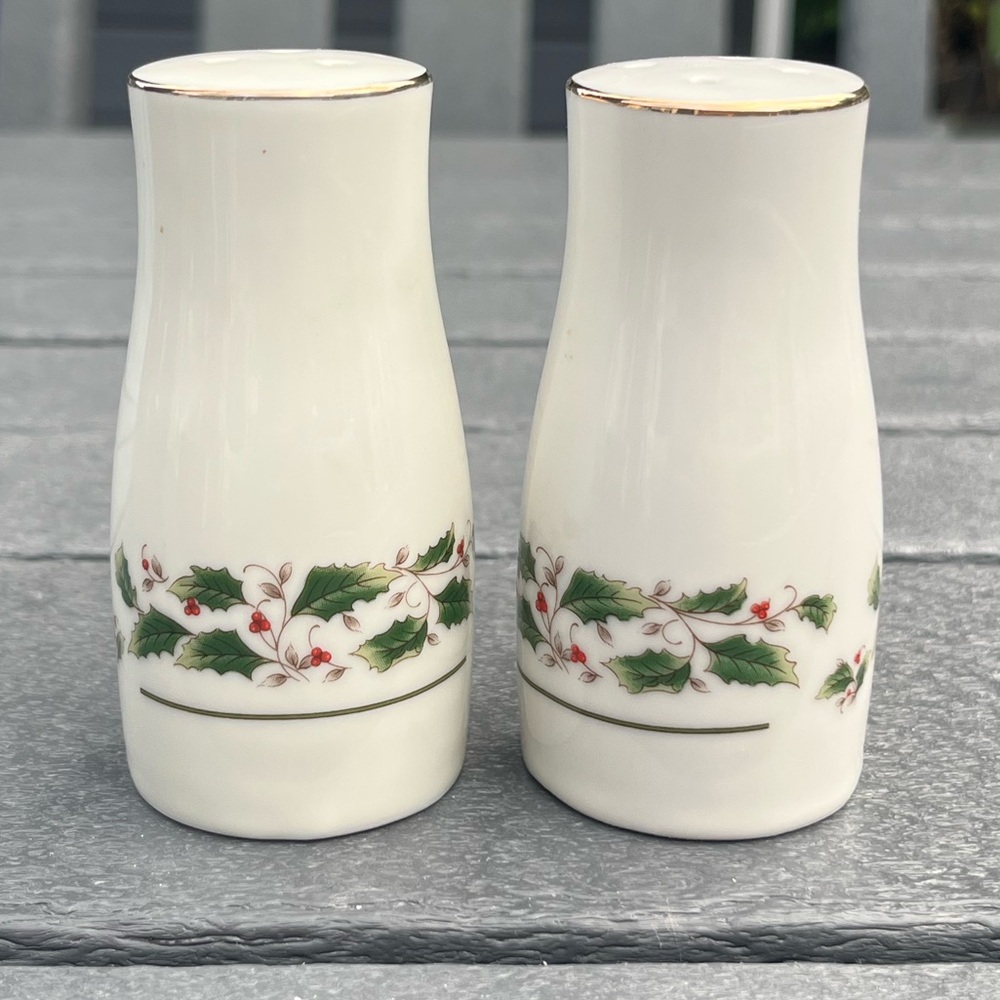 Vintage; Caldor; Porcelain Ware; Salt & Pepper Shaker; Holly Leaf Design; In Box